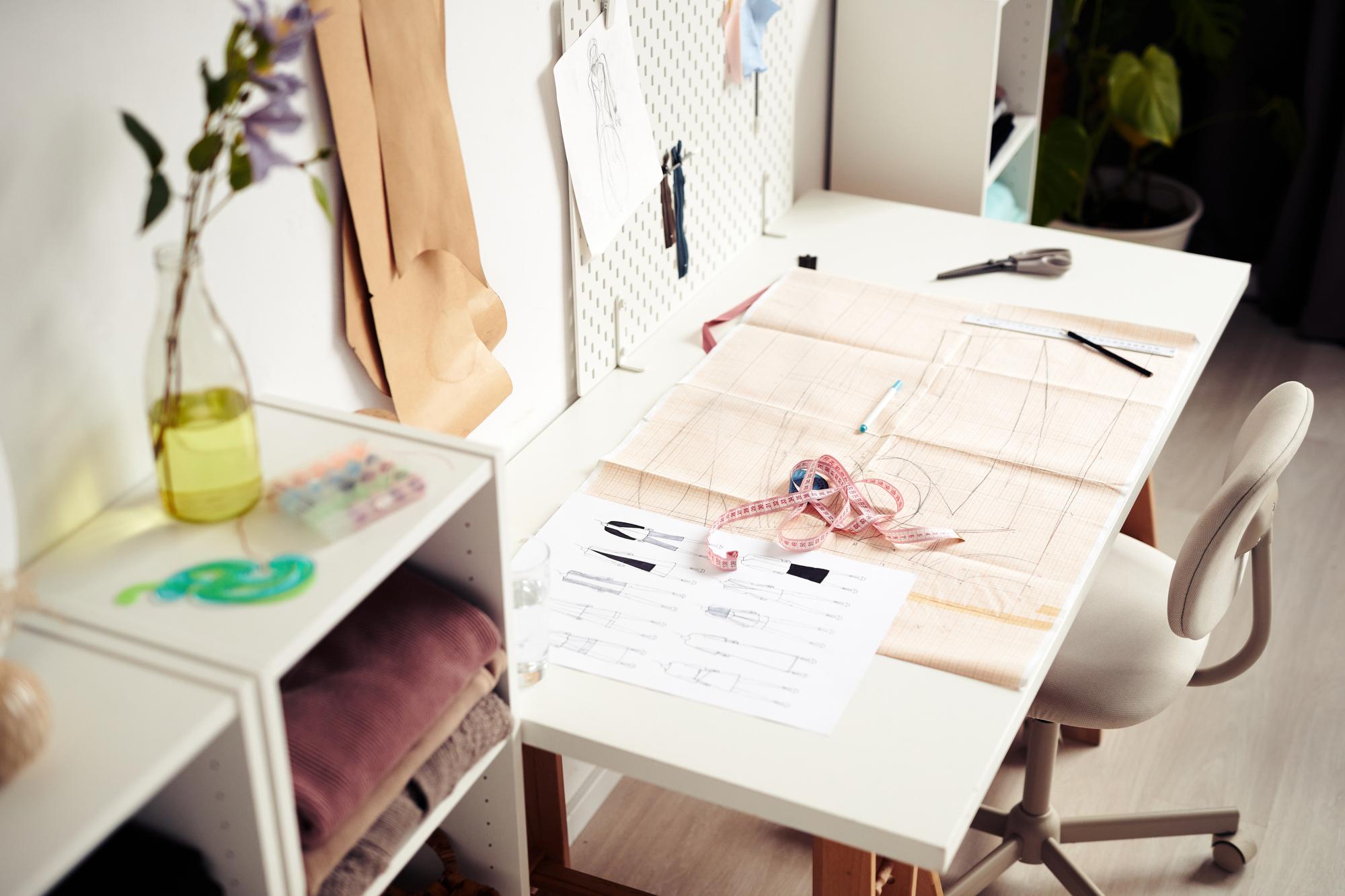 Tavolo di lavoro con accessori per ricamo